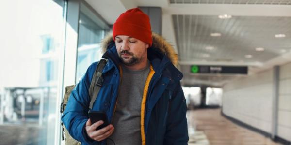 Persona en el aeropuerto completando el Registro de Viajeros