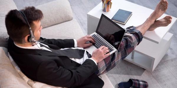 Un hombre realizando teletrabajo