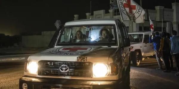 Un convoy de la Cruz Roja que transporta rehenes se dirige a Egipto desde Gaza