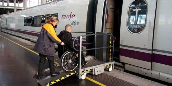 Persona con discapacidad subiendo a un tren de Renfe