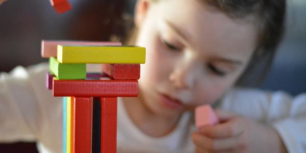 Niño jugando con bloques de construcción