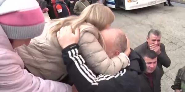Los reservistas rusos dicen adiós a sus familias entre lágrimas