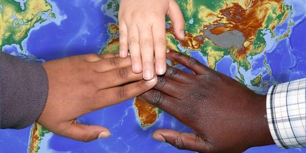 Manos de personas de razas diferentes por la inclusión
