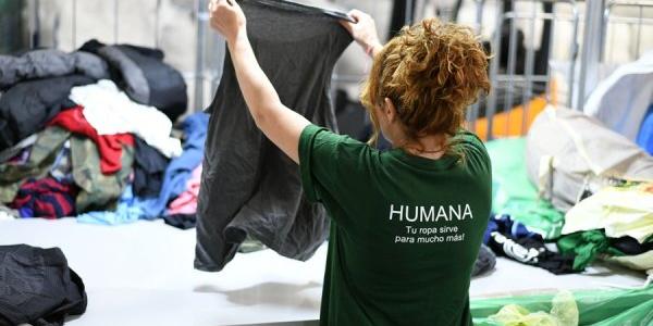 Humana reciclando el residuo textil