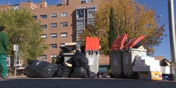 Fotografía de una calle con contenedores y bolsas de basura. EUROPA PRESS