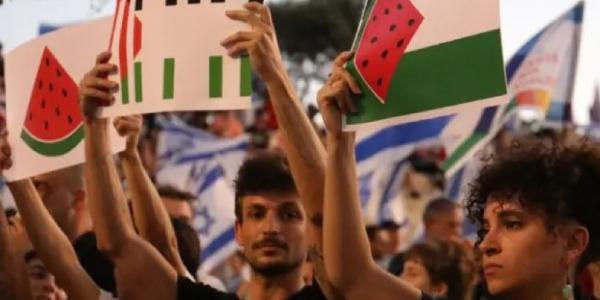 Manifestantes con carteles y banderas con una sandía en Jerusalén, en julio de 2023.