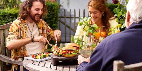 Siete de cada 10 españoles comen en restaurantes en verano