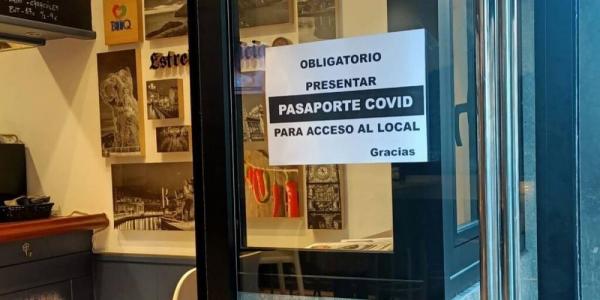 Un establecimiento hostelero de Bilbao exhibe un cartel exigiendo el pasaporte Covid.