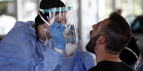 Sanitario realizando un PCR / Derechos de autor  Giannis Papanikos/Copyright 2020 The Associated Press. All rights reserved