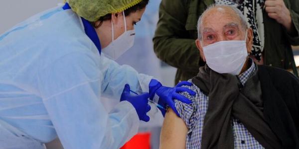 Una sanitaria suministra la vacuna a una persona mayor en Ronda/ Imagen de JAVIER FLORES para Málaga Hoy