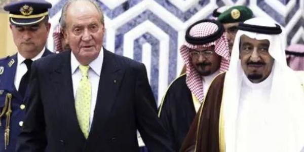 El rey Juan Carlos camina de la mano con Salman bin Abdulaziz al Saudi