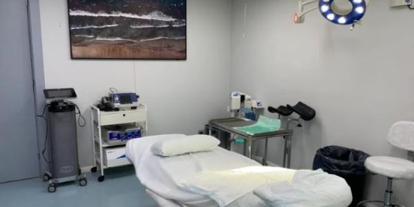 Quirófano preparado para una rinoplastia ultrasónica