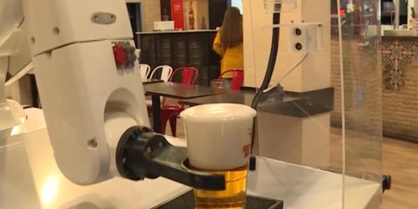 El robot que tira cervezas en un bar del centro de Sevilla.