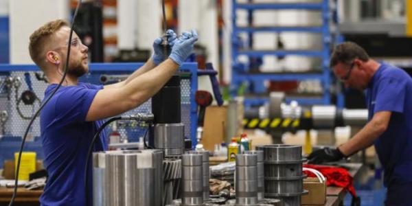 Trabajadores suizos en una fábrica