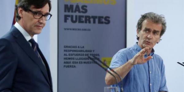 El ministro de Sanidad, Salvador Illa y el director del Centro de Coordinación de Alertas y Emergencias Sanitarias, Fernando Simón, dan una rueda de prensa en el Complejo de la Moncloa // EFE/J.J. Guillén