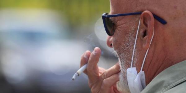 Un hombre fuma un cigarrillo en Madrid. Fernando Alvarado / EFE
