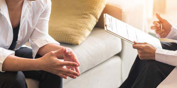 La iniciativa #NingúnSanitarioSolo da atención psicológica a sanitarios por teléfono.
