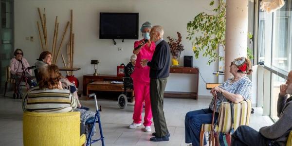 Ancianos en una residencia de Cantabria