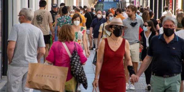 Mucha gente aún opta por llevar la mascarilla, como se aprecia en esta imagen captada en Sevilla este sábado.