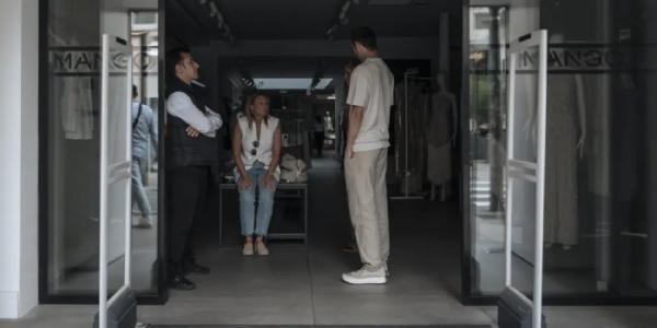Empleados de un comercio aguardan durante un apagón de electricidad en Cannes