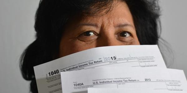 Señora con papeles de la Seguridad Social
