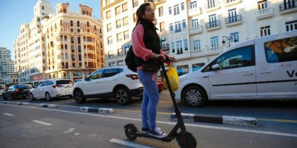 Una persona circula por la acera con un patinete eléctrico 