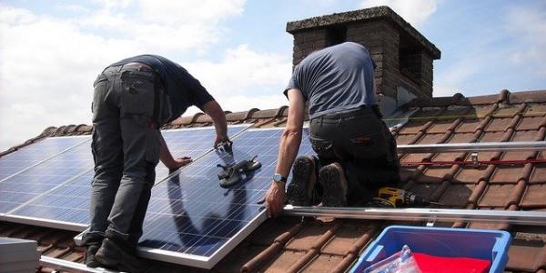 Operarios instalando placas solares en el tejado de una vivienda / Pixabay