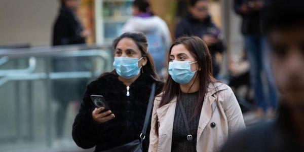 Dos personas usando mascarillas en Barcelona 