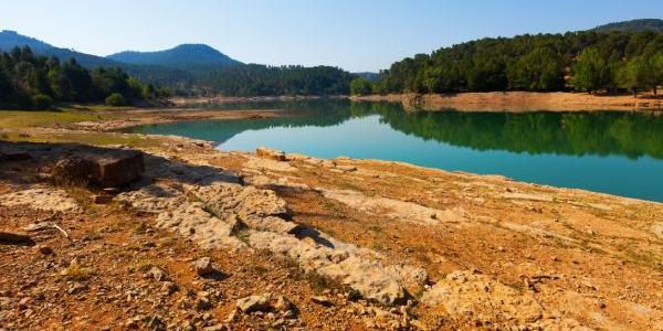 Ejemplo de embalse padeciendo la sequía meteorológica