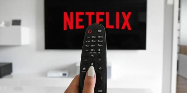 Pantalla de televisión con el logo de Netflix