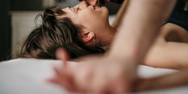 Una pareja en la cama