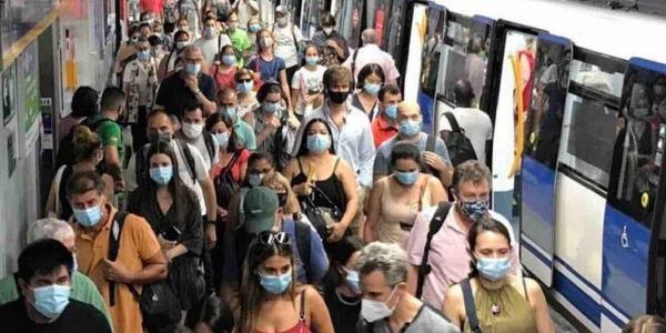 El CSIC recomienda mantener silencio en el metro para evitar contagios