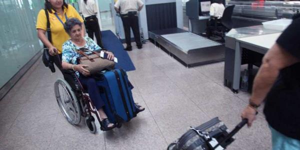 Asiento que permitirá a los pasajeros con discapacidad volar en sus propias sillas de ruedas.
