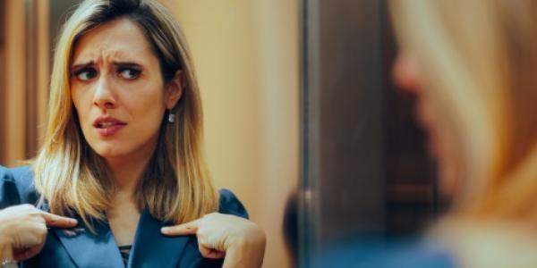 Chica señalándose a sí misma