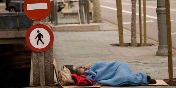 Personas sin hogar duermen en la calle 