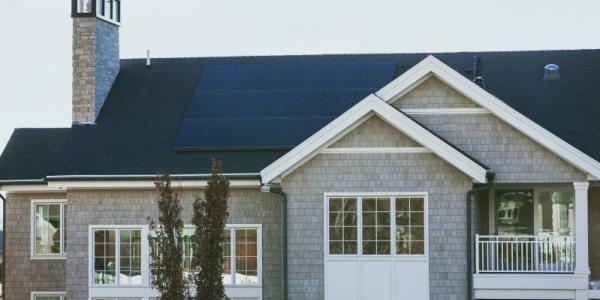 Casa con placas solares, sistemas de autogeneración de energías