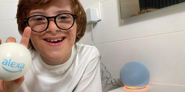 Niño con síndrome de down utilizando la nueva skill de Alexa
