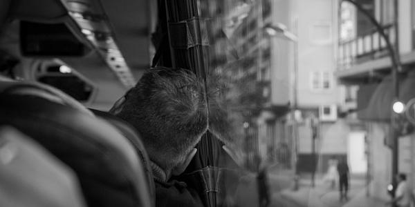 Imagen de Cansado, Autobús y Ciudad. De uso gratuito.