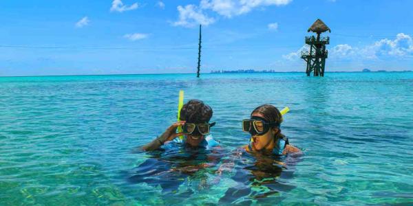 Dos personas haciendo snorkel en Cancún