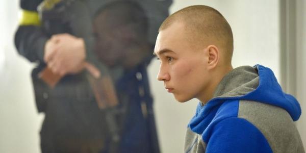 El soldado ruso condenado esperando sentado 