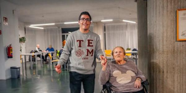 Las personas con discapacidad acompañan a las personas mayores