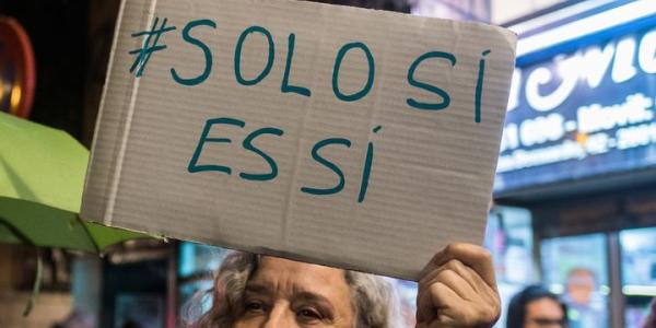 Mujer con una pancarta de #SoloSiEsSi en una manifestación 