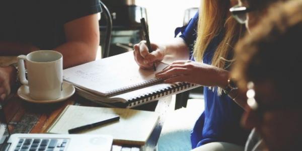 Jóvenes trabajando en una startup