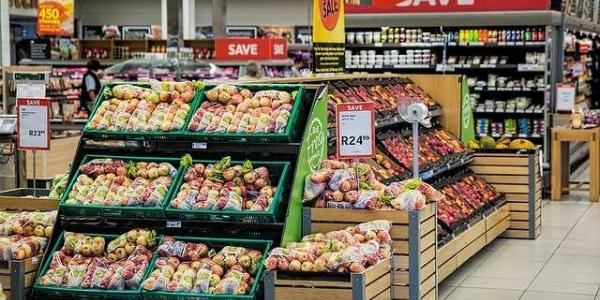 Imagen de estanterías de fruta en un supermercado