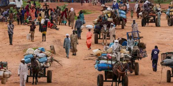 Sudaneses que huyen de la violencia en Darfur Occidental cruzan la frontera hacia Adre, ChadImagen