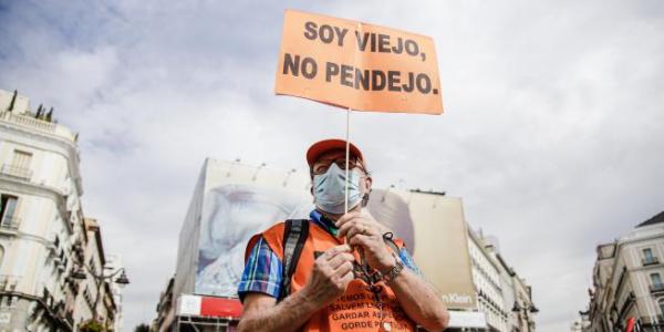 Un pensionista se manifiesta en defensa del sistema de pensiones.