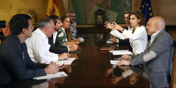 Las delegaciones de PSOE y Sumar, este miércoles minutos antes de comenzar su reunión.