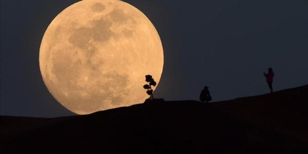 La superluna, vista desde Los Ángeles (EEUU). / ROBYN BECK