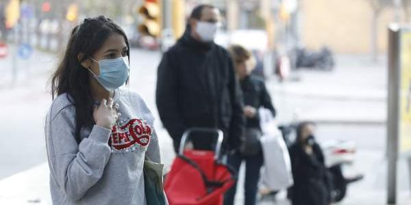 Personas en vía pública portando mascarillas en rostro