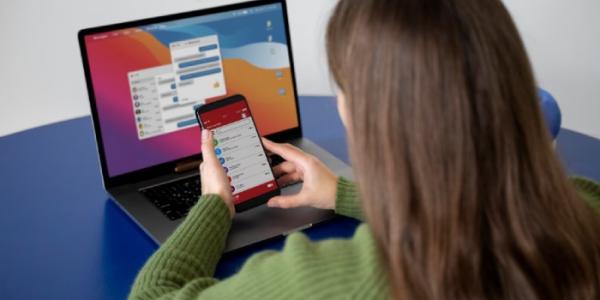 Chica con el móvil activando suscripciones digitales